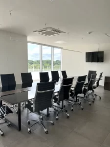Acceso a la sala de juntas de la oficina en venta en el edificio Ankor en Villahermosa