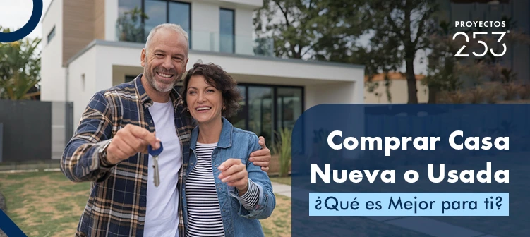 Pareja con las llaves de su casa nueva