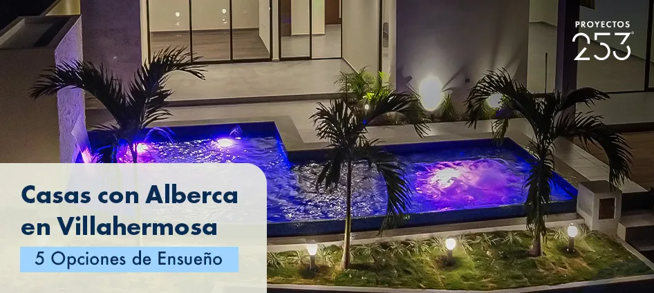 Casa de lujo con alberca, rodeada de palmeras y luces decorativas