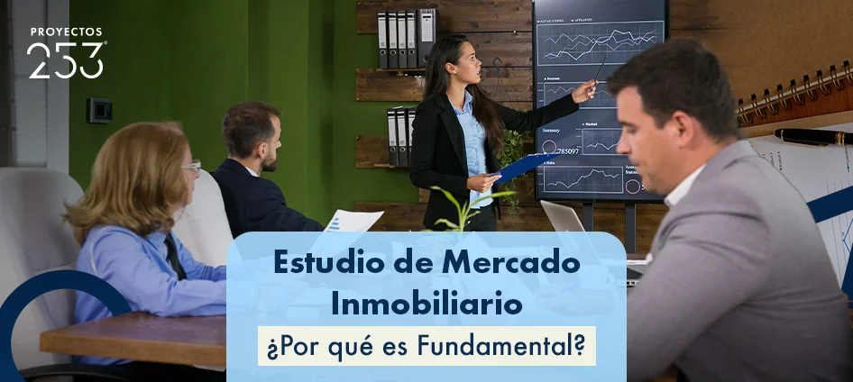 Empresaria joven explicando en una pizarra y varias personas alrededor de una mesa escuchándolas como parte de un estudio de mercado inmobiliario