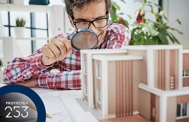 Persona evaluando la calidad de una maqueta mobiliaria