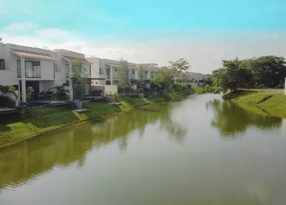 Lago artificial rodeado de casas residenciales en San Marcos Residencial