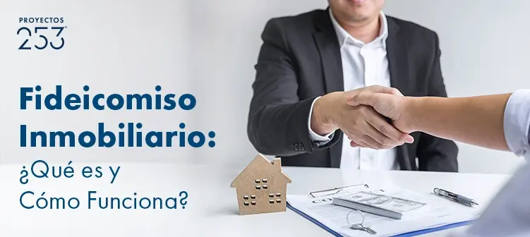 Persona con traje explicando a cliente sobre los beneficios del fideicomiso inmobiliario